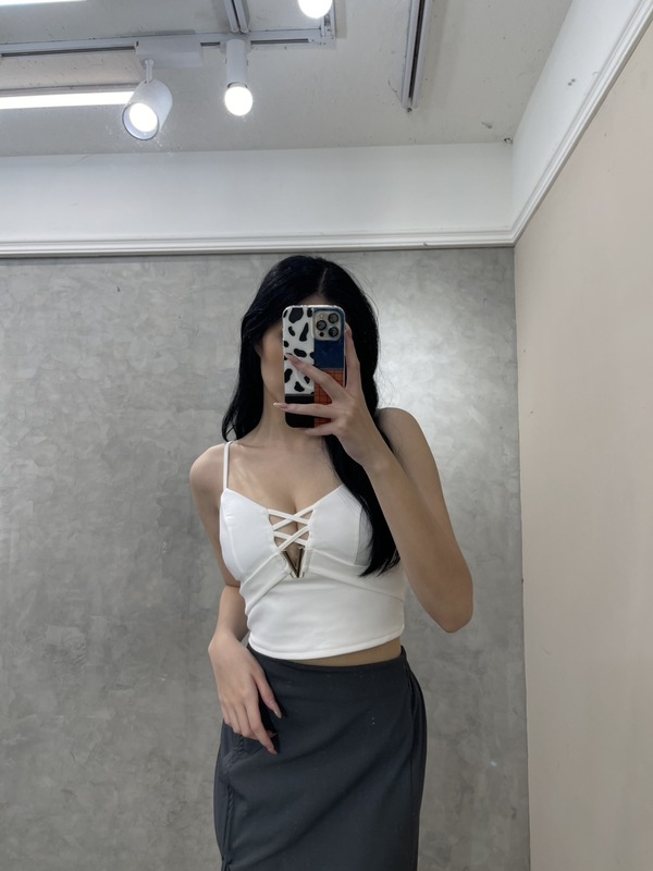 Deja AmazingV字金屬交叉美胸背心 一件就能穿出高級感與女人味。