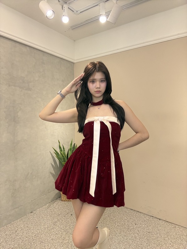 絲絨緞帶聖誕小禮服 胸前直落式緞帶設計,拉長比例、小臉顯瘦