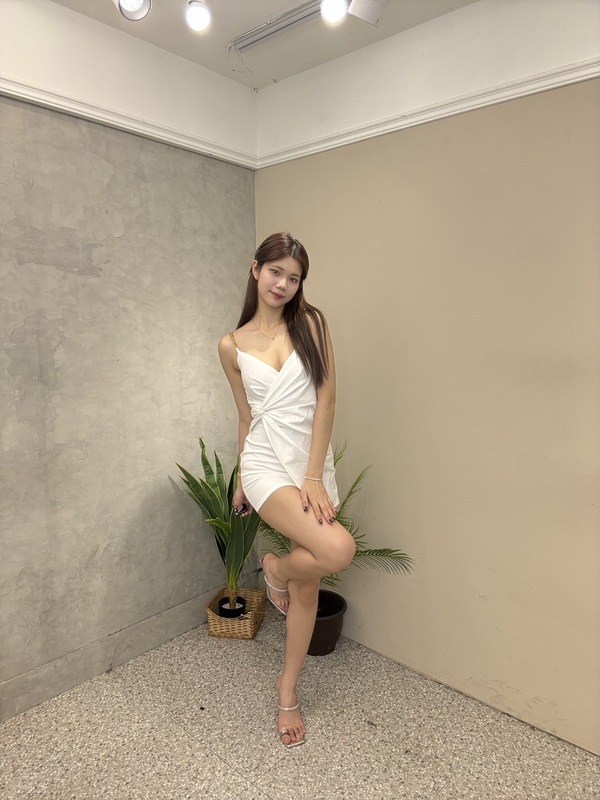 金鍊女神斜裁洋裝 深V領口設計,優雅中帶點小性感