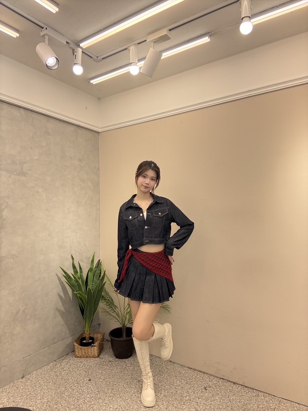 美式腰帶百摺牛仔裙套 短版剪裁:拉長腿部比例,視覺更高挑