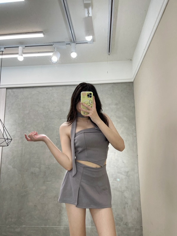 休閒辣妹款三件式套裝 超透氣舒爽重磅高彈性 下切斜角平口 下擺開叉褲裙+綁帶 不論是搭配球鞋還是跟鞋 超辣的長靴～都讓你的氣場 驚艷全場