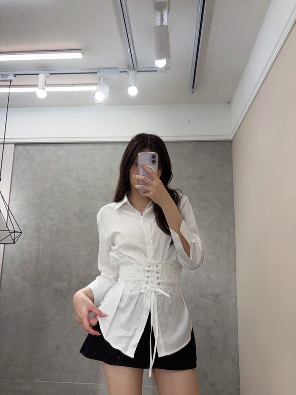 Amazing蕾絲收腰白襯衫 簡約白襯衫 × 蕾絲束腰設計 把優雅收進每一道線條裡   微寬鬆的版型，搭配腰間抽繩與蕾絲拼接 自然勾勒出柔美曲線，不刻意卻很迷人  日常也能穿出一點小精緻感✨