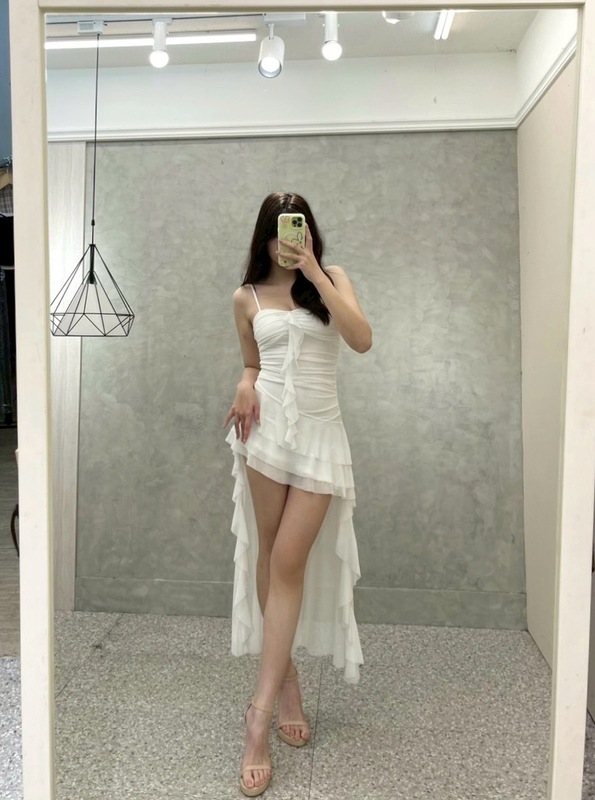 Amazing 超辣前短後長甜甜辣妹洋 前桃心超吸睛 可調細肩帶讓你輕鬆調整高低 滿滿的紗讓你不管是拍照吃飯 都可以是全場焦點