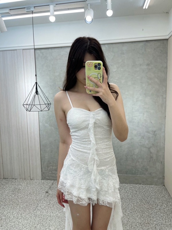 Amazing整件緹花 超辣前短後長甜甜辣妹洋 前桃心超吸睛 可調細肩帶讓你輕鬆調整高低 滿滿的紗讓你不管是拍照吃飯 都可以是全場焦點