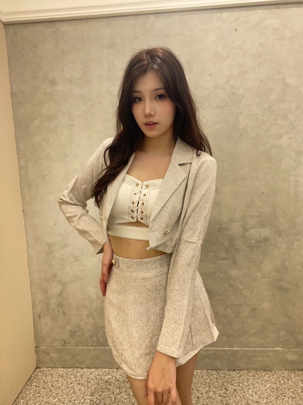 超短版西裝外套  雙金釦簡單剪裁  隨便搭個背心馬甲都好看  也可以搭配同系列