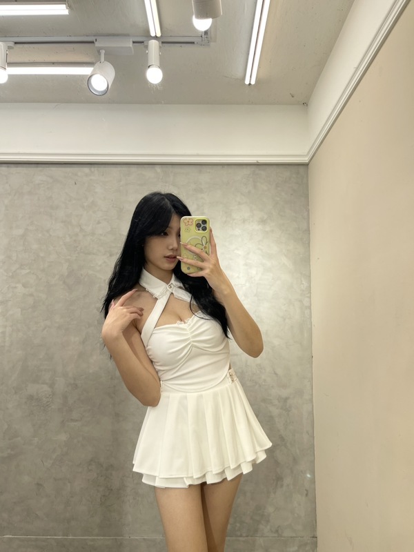 amazing.com.tw 成為第一個的人 法式小香翻領上衣 甜酷兼具,一套穿出千金名媛感 精緻小立領交叉設計,搭配胸前抓皺細節與蕾絲點綴,讓整體更有層次感。高腰百褶短裙完美修飾腰臀比例,顯腿長效果直接拉滿!