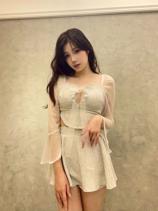 Amazing胸前挖洞綁帶小香紗袖上衣😍😍 前綁帶可以自動調節集中效果 可打蝴蝶結有也可繞脖 氣場超強～也可以配同系列傘裙 💕💕💕💕