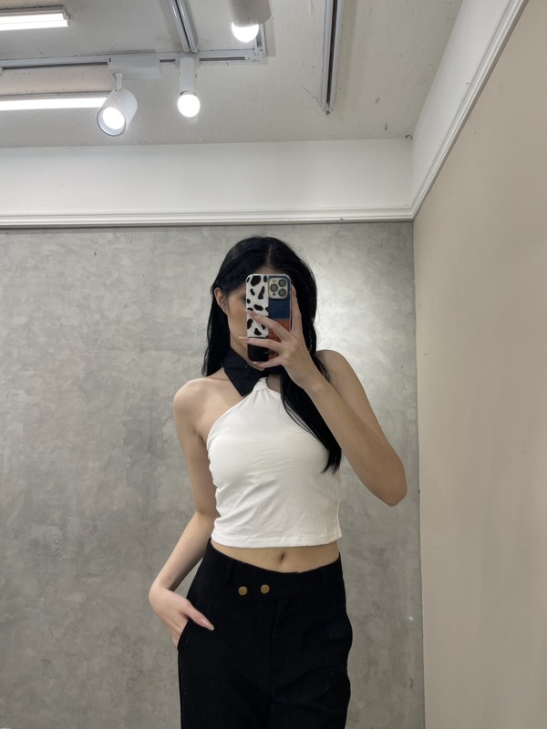 Deja Amazing撞色領掛脖短版上衣 一件就能讓穿搭變得不無聊。