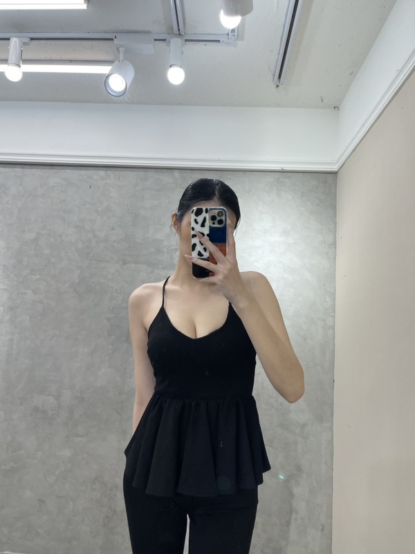 Deja Amazing法式傘擺細肩背心 簡單一件,就能穿出精緻感。