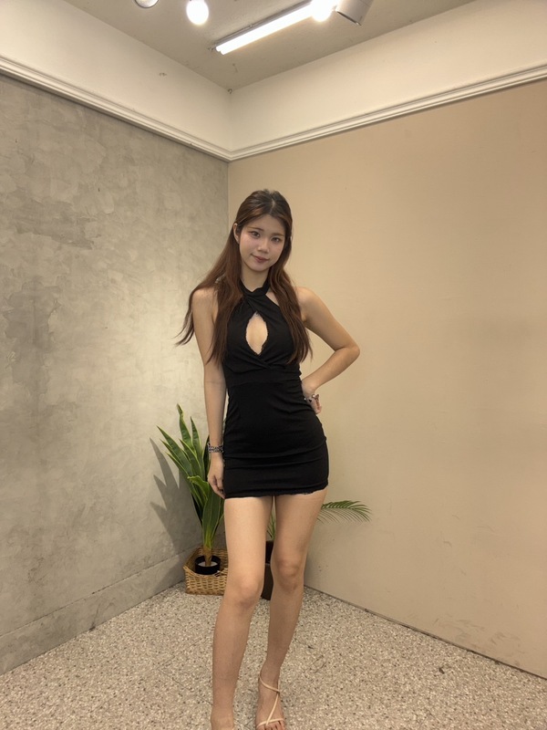 中國風蕾絲性感氣質短洋 極簡色調裡藏著一點性感💭