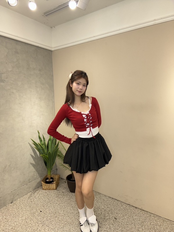 甜美綁帶上衣 以紅黑經典配色打造少女系穿搭