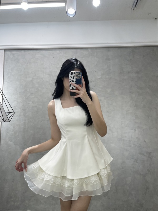 Deja Amazing氣質公主蕾絲蛋糕短洋 簡約俐落的方領剪裁，勾勒出漂亮肩頸線條，搭配立體傘擺版型，穿上瞬間打造纖細腰身。下擺拼接層層蕾絲蛋糕裙，走動時輕盈飄逸，每一步都像公主般浪漫。