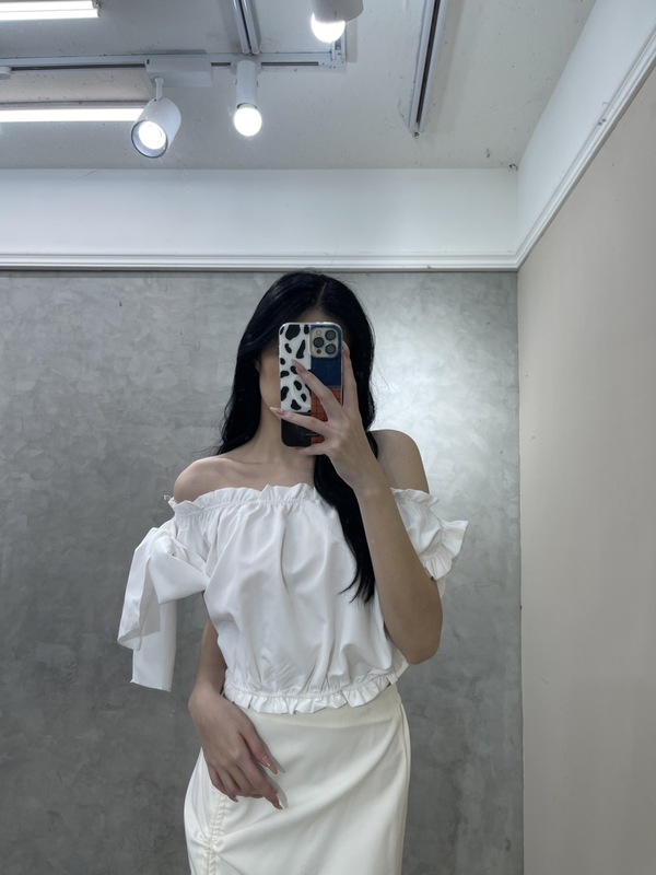 Deja Amazing法式露肩綁帶短版上衣 把溫柔與浪漫穿在身上。